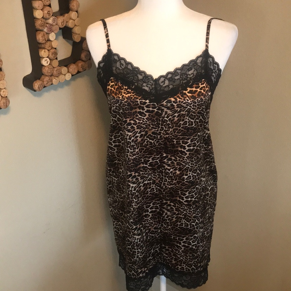 Beautiful cheetah sleep dress like new